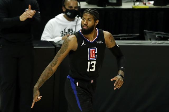 【现场】当德克欢呼的时候 懵逼的卢指导做了什么？