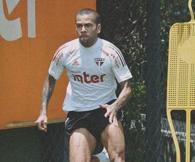 2026世界杯高清直播平台-阿尔维斯后悔拒绝瓜帅曼城 他可能无缘今年美洲杯